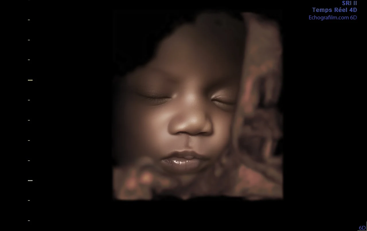 Imagen 6D mejorada con IA: rostro y mano cerca — representación 6D Plus con IA